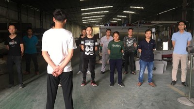 生產(chǎn)不銹鋼洗菜盆廠家手工車(chē)間員工早會(huì)