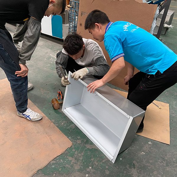 生產不銹鋼洗菜盆廠家在進行細節維修